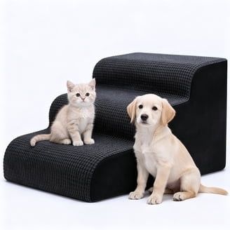 Katze und Hund sitzen neben einer gepolsterten Haustiertreppe